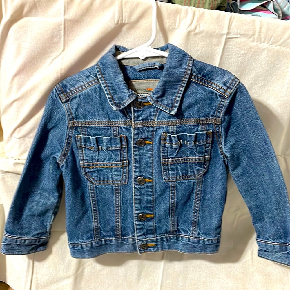 Oshkosh toddler blue denim jacket. Size 3T. Snap down front.
